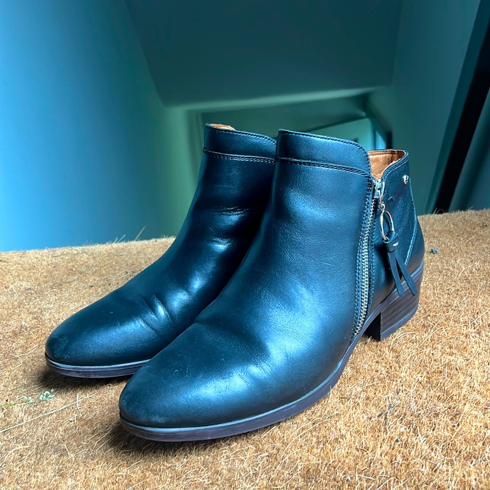 Black soft leather ankle boots waterproof - DAROCA
PIKOLINOS